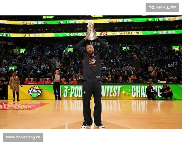 三分大赛也看表!利拉德花球绝杀成功卫冕NBA三分王 三分大赛也看表!利拉德花球绝杀成功卫冕NBA三分王